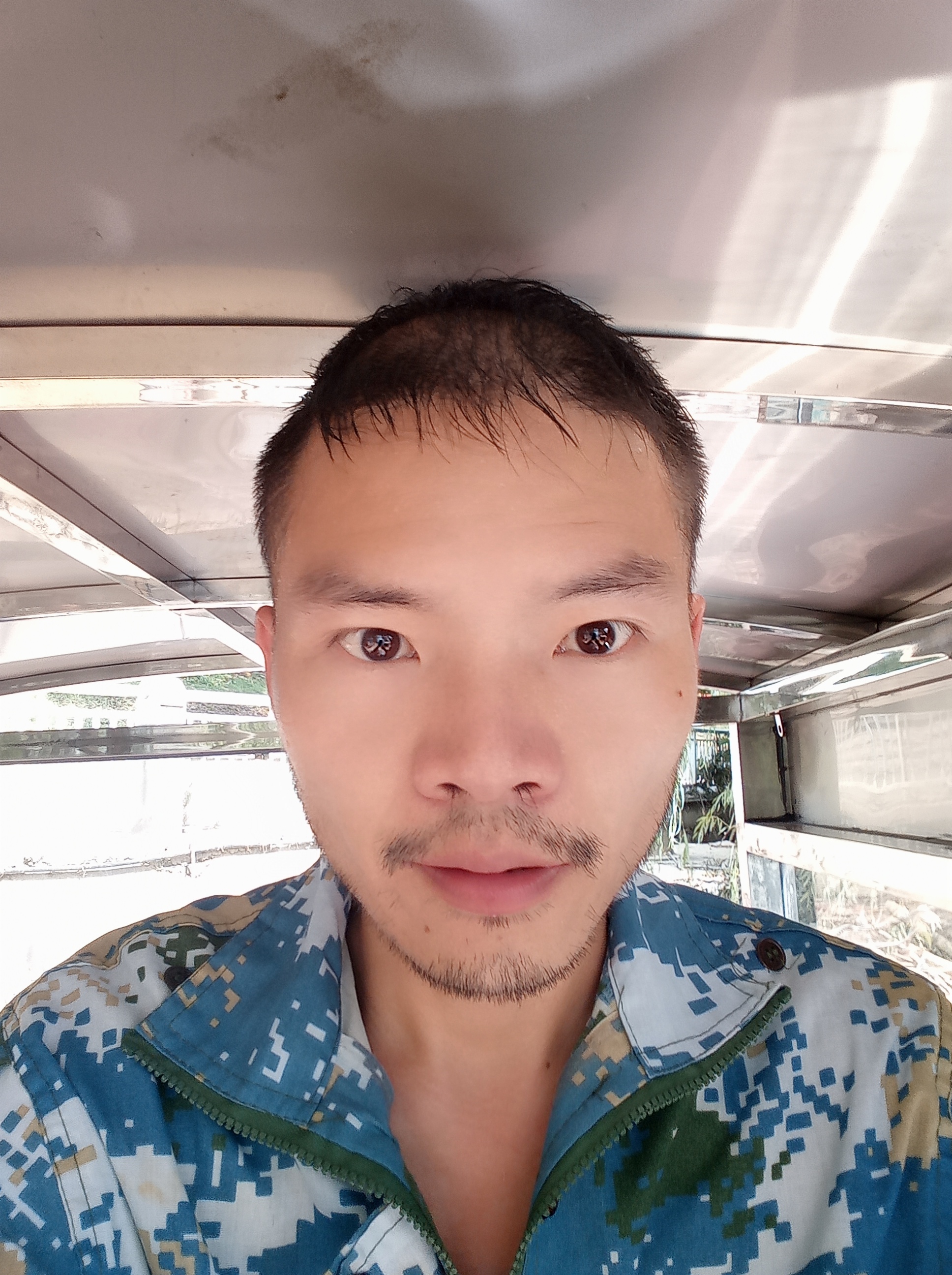 20190717在长沙西湖公园东头马路过廊里的一辆车上